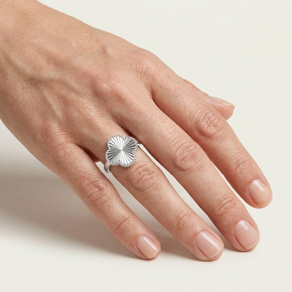 Anillo de plata 925 llevado en la mano
