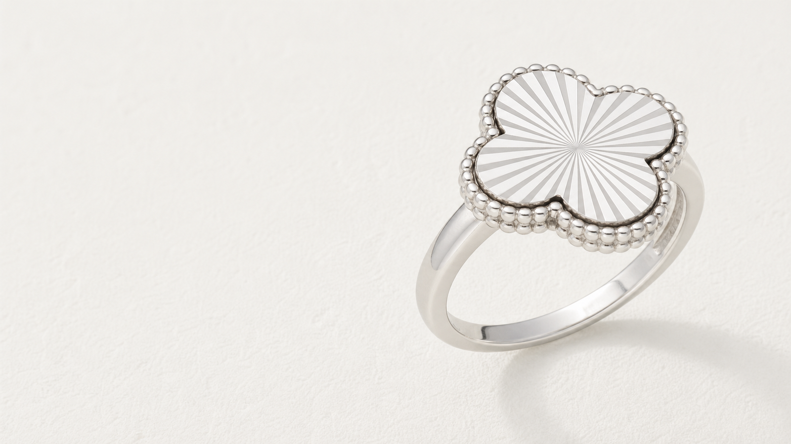 Anillo de plata 925 sobre una superficie clara