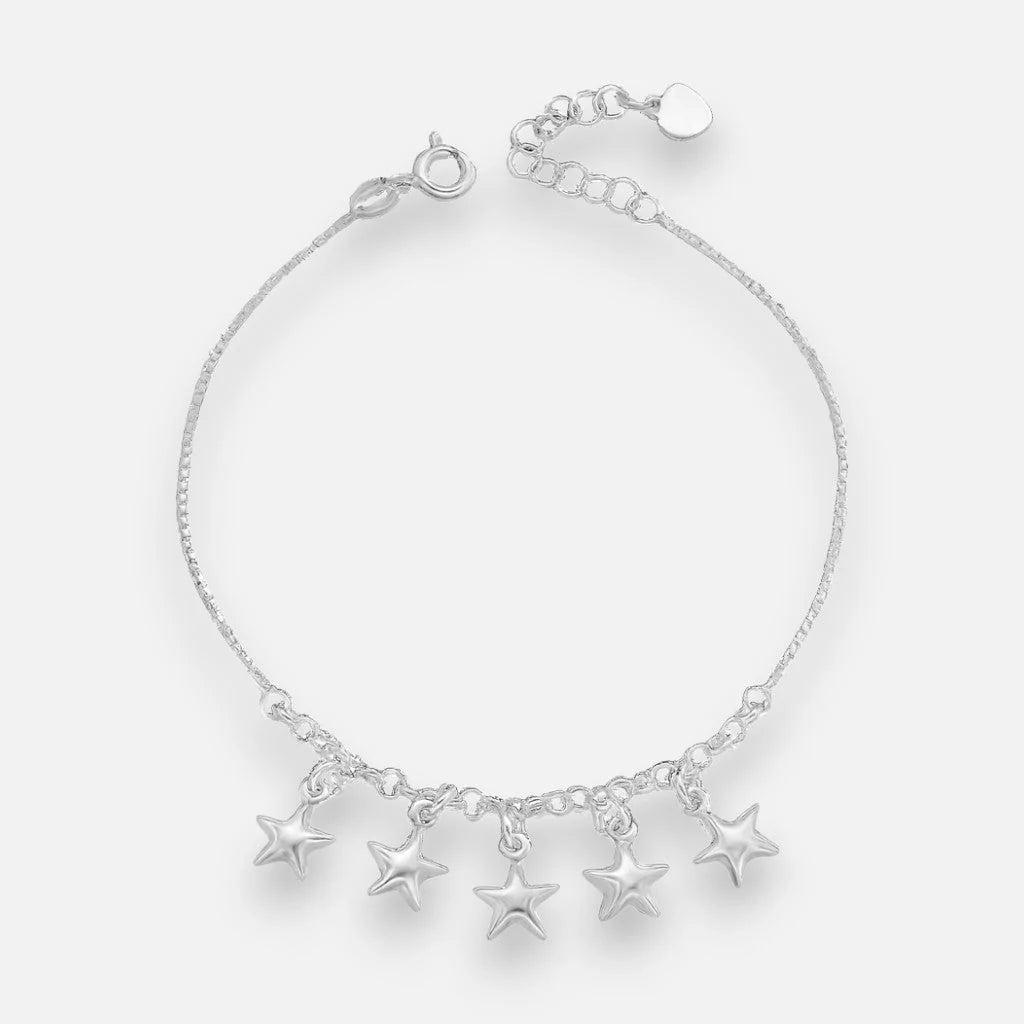 Fotografía de catálogo de la Pulsera Veneciana Estrellas, con cadena fina y cinco motivos de estrellas sobre fondo claro.