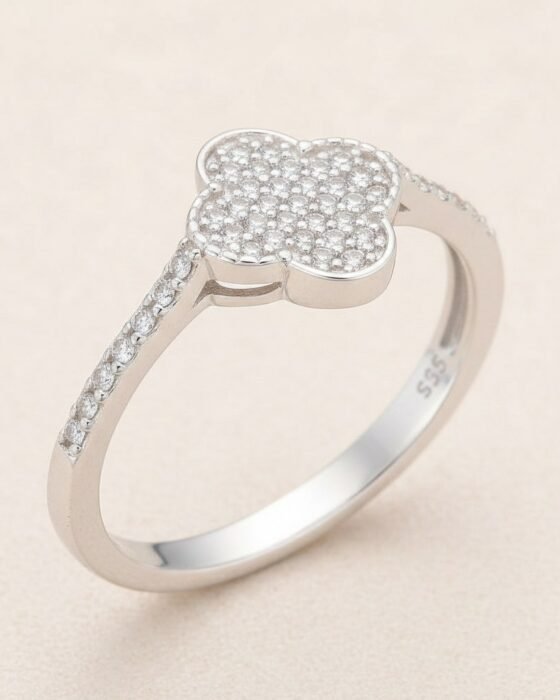 Anillo de Plata Trébol con Circones