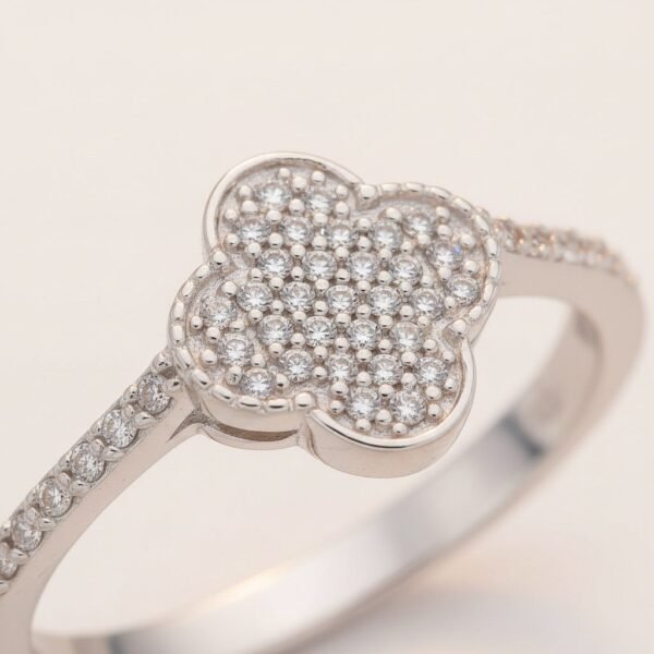 Anillo de Plata Trébol con Circones - detalle macro de terminaciones y brillo