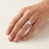 Anillo de Plata Trébol con Circones - modelo usando la joya en estudio