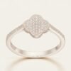Anillo de Plata Trébol con Circones - vista principal sobre fondo blanco cálido