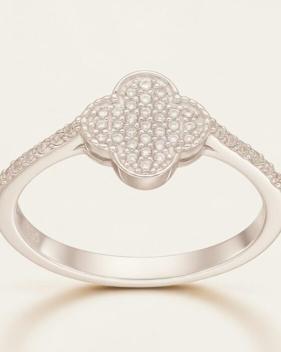 Anillo de Plata Trébol con Circones