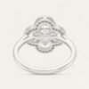 Anillo Plata Trébol Moissanita y Circones - ángulo alternativo sobre fondo blanco cálido