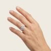 Anillo Plata Trébol Moissanita y Circones - modelo usando la joya en estudio