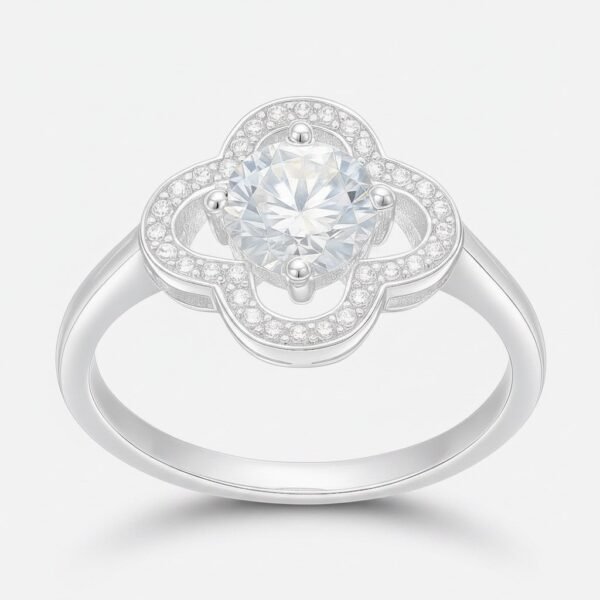 Anillo Plata Trébol Moissanita y Circones - vista principal sobre fondo blanco cálido