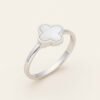 Anillo de Plata Trébol Nácar - ángulo alternativo sobre fondo blanco cálido