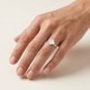 Anillo de Plata Trébol Nácar - modelo usando la joya en estudio