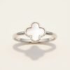 Anillo de Plata Trébol Nácar - vista principal sobre fondo blanco cálido