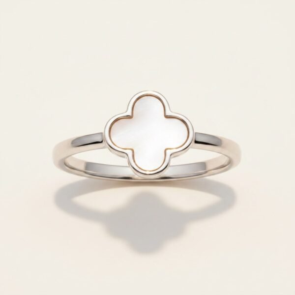 Anillo de Plata Trébol Nácar - vista principal sobre fondo blanco cálido