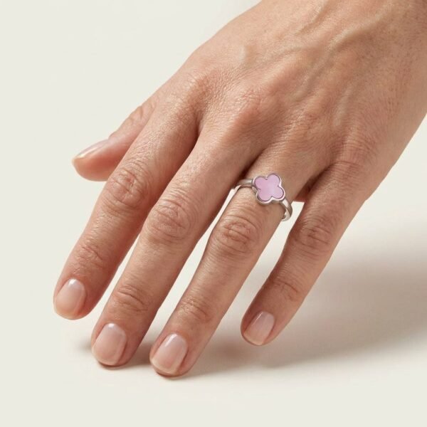 Anillo de Plata Trébol Nácar Rosado - modelo usando la joya en estudio