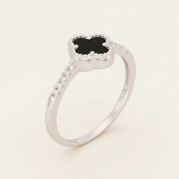 Anillo de Plata con Ónix y Circones, Diseño Trébol - ángulo alternativo Anillo de Plata con Ónix y Circones, Diseño Trébol - ángulo alternativo sobre fondo blanco cálido
