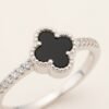 Anillo de Plata con Ónix y Circones, Diseño Trébol - detalle macro Anillo de Plata con Ónix y Circones, Diseño Trébol - detalle macro de terminaciones y brillo