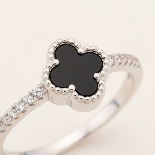 Anillo de Plata con Ónix y Circones, Diseño Trébol - detalle macro Anillo de Plata con Ónix y Circones, Diseño Trébol - detalle macro de terminaciones y brillo