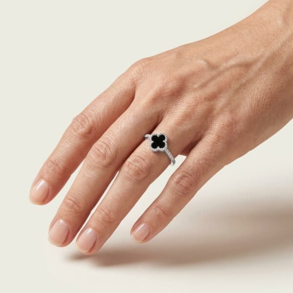 Anillo de Plata con Ónix y Circones, Diseño Trébol - modelo en estudio Anillo de Plata con Ónix y Circones, Diseño Trébol - modelo usando la joya en estudio