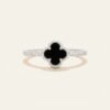 Anillo de Plata con Ónix y Circones, Diseño Trébol - vista principal Anillo de Plata con Ónix y Circones, Diseño Trébol - vista principal sobre fondo blanco cálido