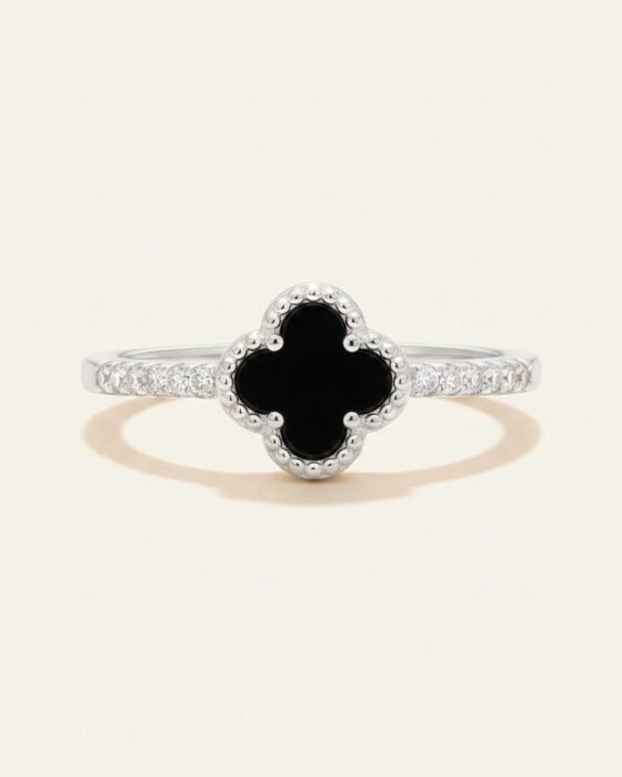 Anillo de Plata con Ónix y Circones, Diseño Trébol
