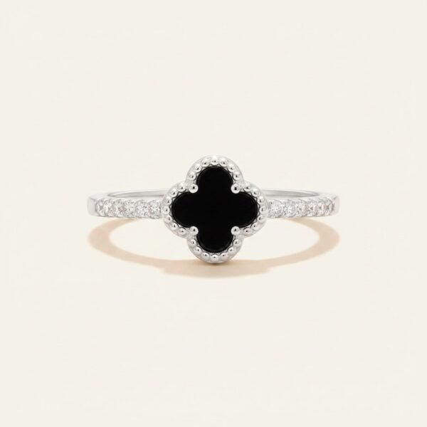 Anillo de Plata con Ónix y Circones, Diseño Trébol - vista principal Anillo de Plata con Ónix y Circones, Diseño Trébol - vista principal sobre fondo blanco cálido