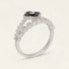 Anillo Trébol Ónix Plata - ángulo alternativo Anillo Trébol Ónix Plata - ángulo alternativo sobre fondo blanco cálido