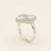Anillo de Plata Trébol - ángulo alternativo sobre fondo blanco cálido