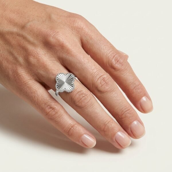 Anillo de Plata Trébol - modelo usando la joya en estudio