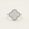 Anillo de Plata Trébol - vista principal sobre fondo blanco cálido