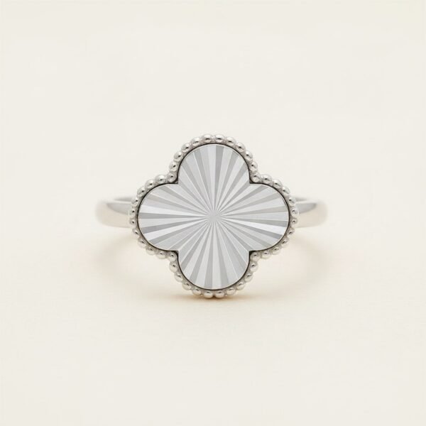 Anillo de Plata Trébol - vista principal sobre fondo blanco cálido