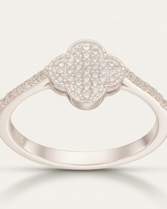 Anillo de Plata Trébol con Circones