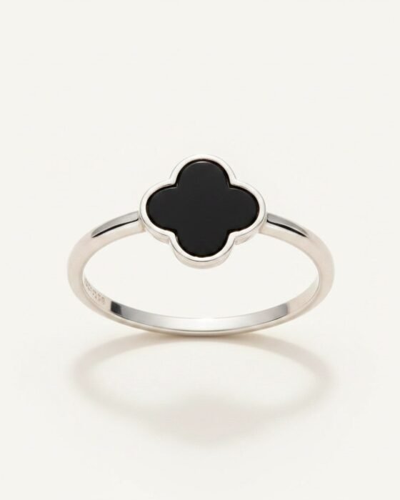 Anillo de Plata con Trébol de Ónix