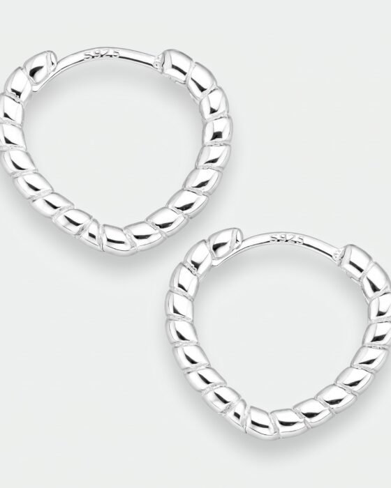 Argolla Huggie Corazón Entorchado 14x15 mm